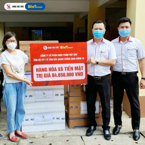 Đại diện Công ty Cổ phần Dược phẩm Việt Đức trao quà ủng hộ tại Bắc Giang
