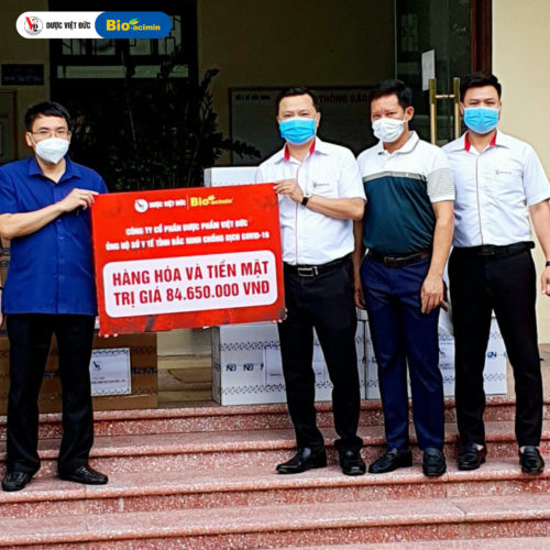 Đại diện Công ty Cổ phần Dược phẩm Việt Đức trao quà ủng hộ tại Bắc Ninh