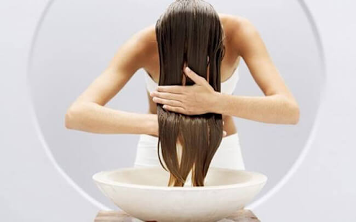 Massage nhẹ nhàng giúp hoạt chất trị nấm thấm sâu.