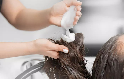 Chỉ dùng dầu xả ở thân tóc để tránh bít tắc nang tóc.