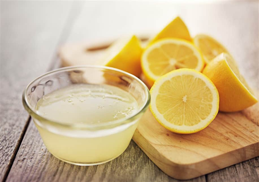 Nước cốt chanh có thể giúp làm giảm nấm da đầu.