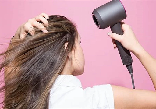 Sấy khô tóc sau khi gội để ngăn ngừa nấm phát triển.