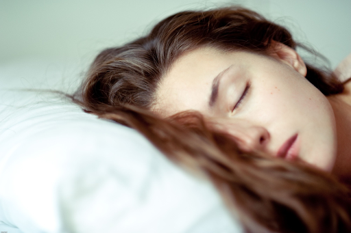 Để tóc ẩm khi đi ngủ sẽ khiến tình trạng nấm da đầu trở nên khó kiểm soát.