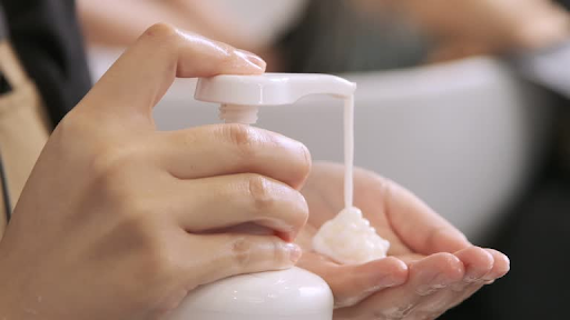 Bạn nên sử dụng dầu gội chuyên biệt chứa hoạt chất kháng nấm.