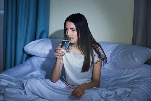 Uống đủ nước giúp làm lỏng dịch mũi, giảm tắc mũi