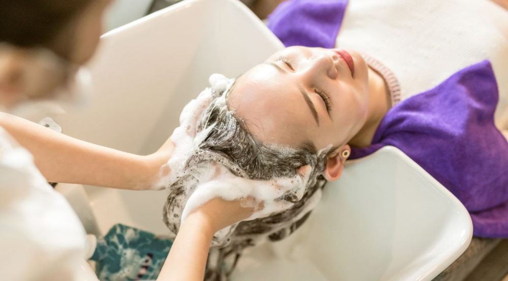 Gội đầu đúng cách giúp kiểm soát nấm da đầu.