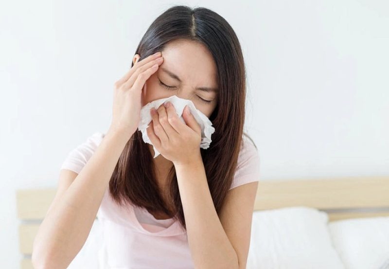 cách chữa sổ mũi cho người lớn tại nhà như uống nước ấm, xông hơi, dùng thuốc xịt mũi hợp lý