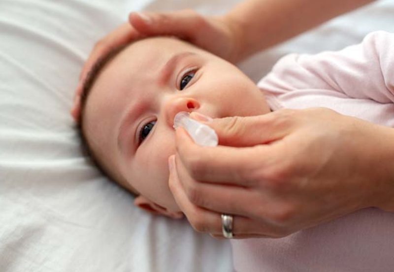 Vệ sinh mũi bằng dung dịch nước muối cho trẻ 