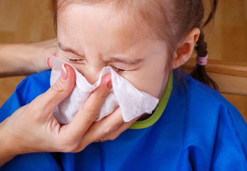 Với những trẻ đề kháng kém, chữa không đúng cách tình trạng sổ mũi có thể kéo dài