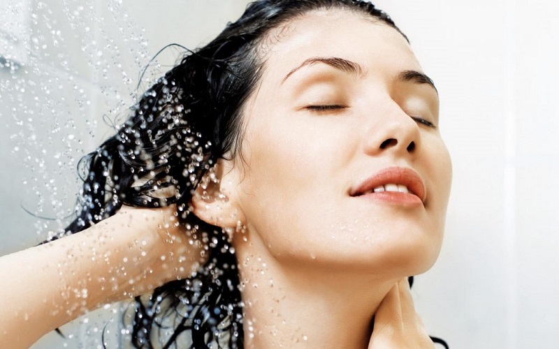 Gội đầu đúng kỹ thuật giúp phát huy tối đa hiệu quả dầu gội trị nấm.