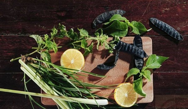 Dầu gội có chiết xuất thiên nhiên là lựa chọn hàng đầu cho bà bầu bị nấm da đầu.