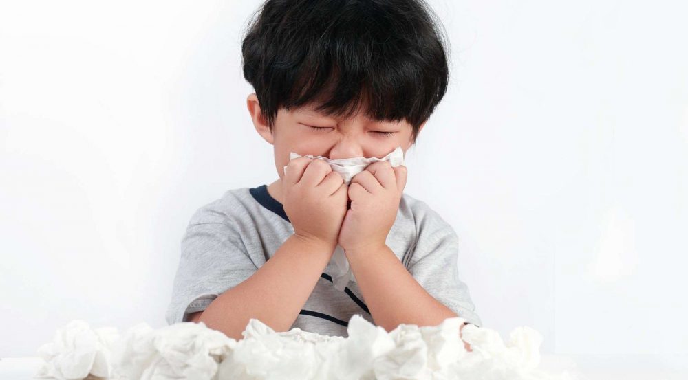Trẻ có thể bị sổ mũi kéo dài do các tác nhân dị ứng.