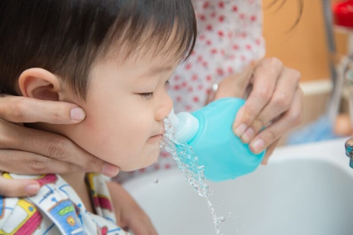 Vệ sinh mũi đúng cách với nước muối sinh lý