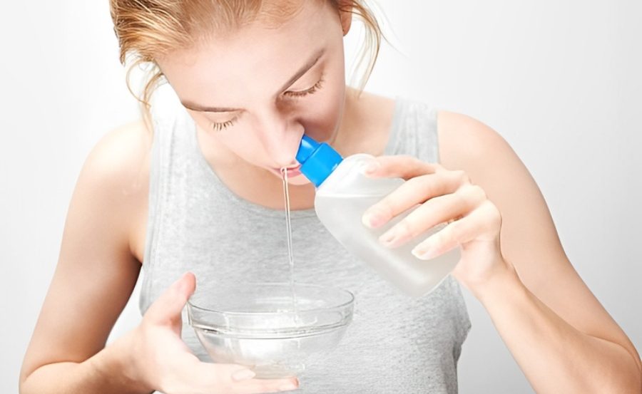 Rửa mũi nước muối cũng là một trong những mẹo chữa sổ mũi cho người lớn