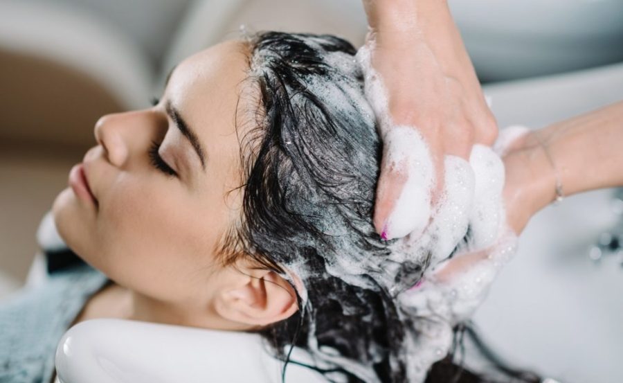 Massage da đầu nhẹ nhàng khi gội để tránh tổn thương da