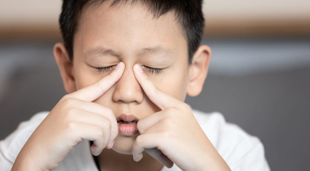 Viêm xoang ở trẻ gây chảy mủ và nghẹt mũi nặng hơn sau đợt cảm lạnh.