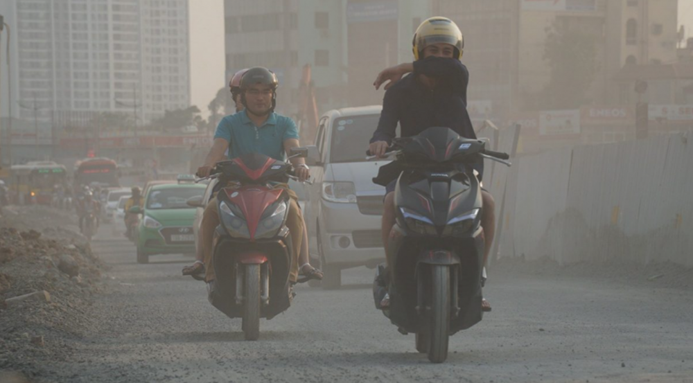 Đi trong khói bụi, cảnh báo mối nguy ô nhiễm với sức khỏe hô hấp.