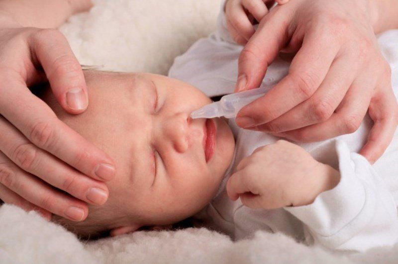 Nhỏ mũi làm sạch thường xuyên là cách phòng ngừa tái phát sổ mũi
