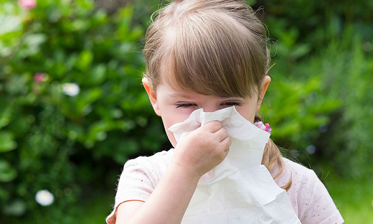Trẻ sổ mũi kéo dài thường kèm theo nghẹt mũi, ho, mệt mỏi và quấy khóc