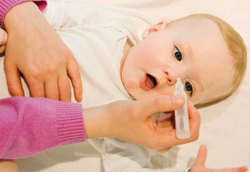 Vệ sinh mũi là bước quan trọng giúp bé nhanh khỏi sổ mũi