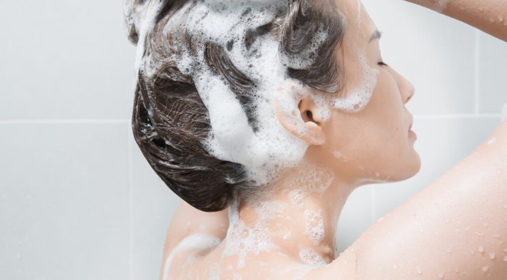 Các bước gội đầu đúng cách giúp giảm gàu và bảo vệ lớp dầu tự nhiên của da đầu.