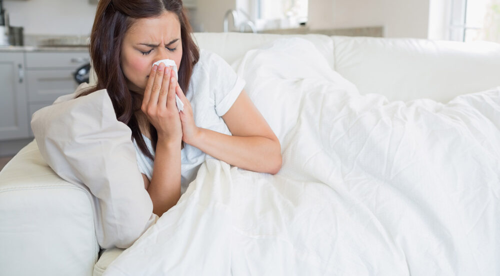 Nghẹt mũi vào ban đêm khiến người bệnh ngủ không sâu, hay thức giấc.