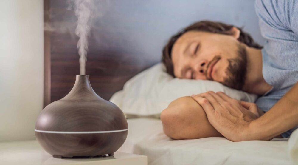 Xông tinh dầu giúp cải thiện nghẹt mũi khi ngủ nhanh chóng.