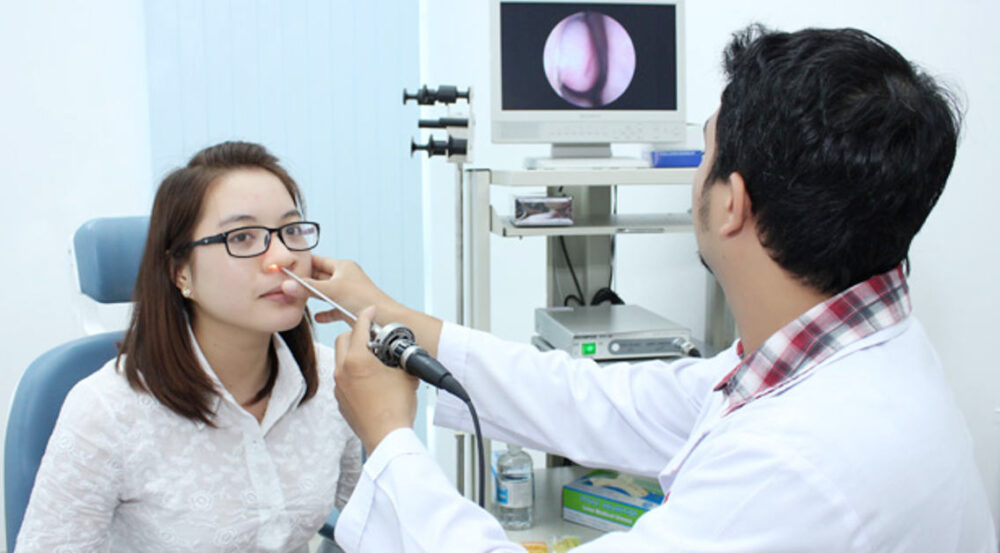 Khám tai mũi họng giúp phát hiện sớm các bất thường niêm mạc.