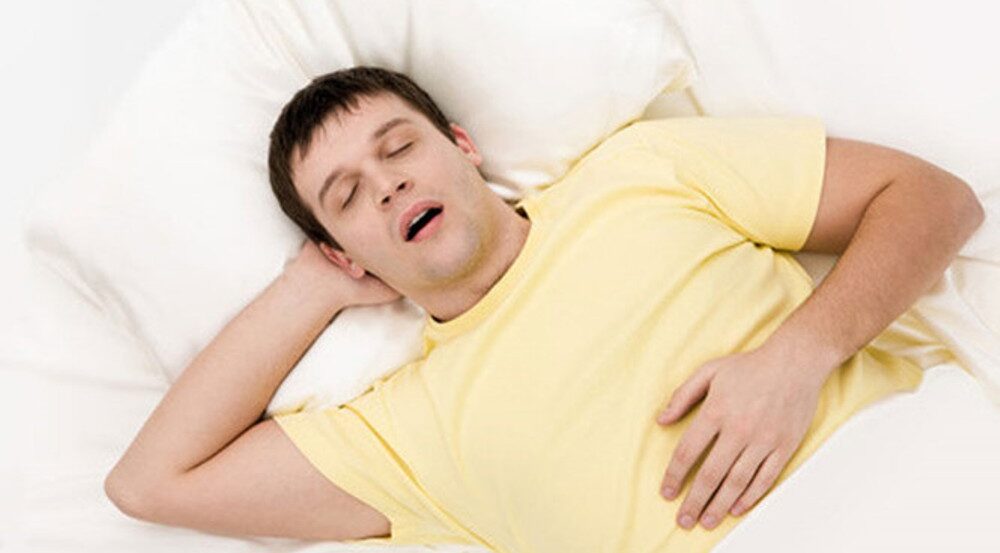 Nghẹt mũi khiến bạn phải thở bằng miệng, dẫn đến khô họng, mất ngủ.