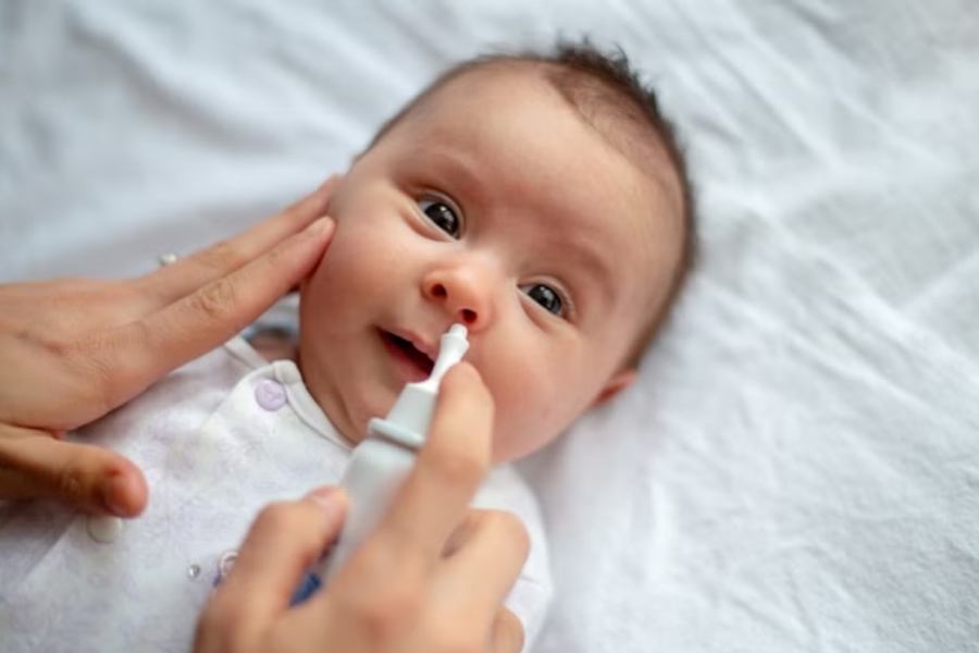 Vệ sinh mũi là giải pháp hỗ trợ giảm nghẹt an toàn tại nhà