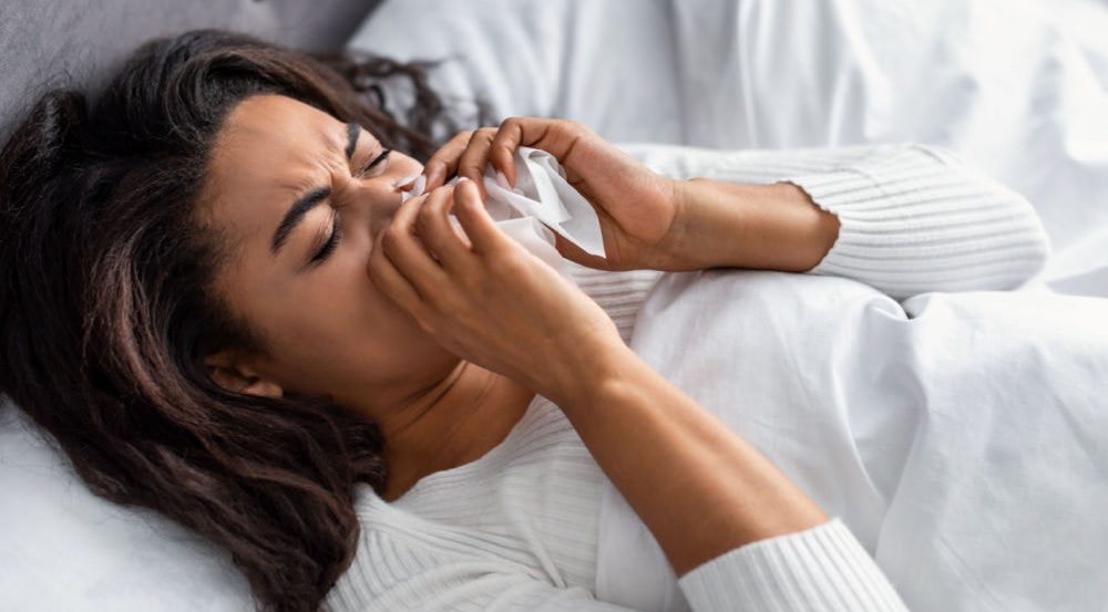 Tư thế nằm, môi trường là nguyên nhân thường gặp gây nghẹt mũi về đêm