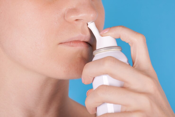 Vệ sinh mũi loại bỏ dịch nhầy trước khi ngủ là giải pháp hỗ trợ cải thiện nghẹt mũi về đêm