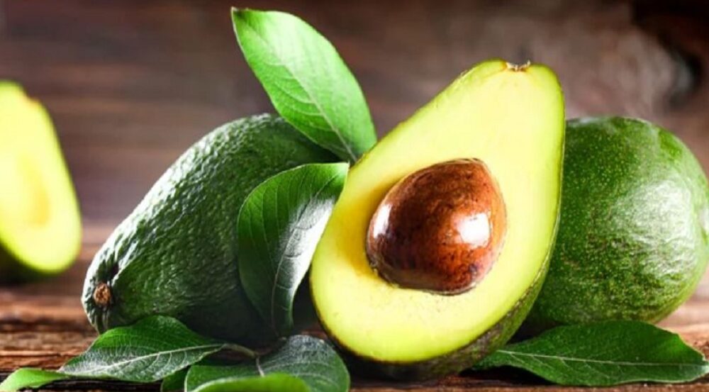 Ủ tóc bằng bơ giúp giảm gàu