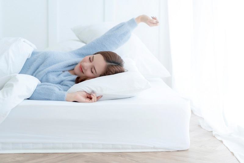 Ngủ đủ giấc giúp cân bằng hormone và cũng là cách giúp tóc hết gàu