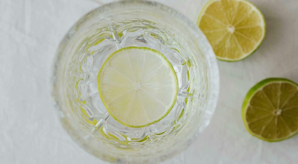 Pha nước cốt chanh với nước ấm theo tỷ lệ phù hợp