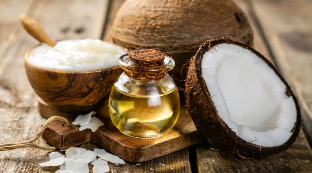 Dầu dừa giúp kháng khuẩn, kháng nấm trị gàu hiệu quả