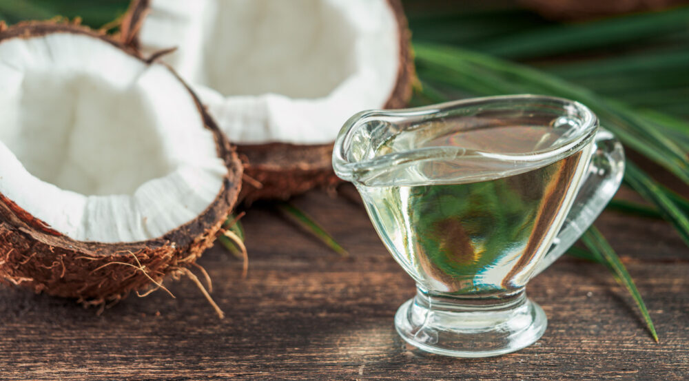 Dùng dầu dừa gội đầu đúng cách giúp giảm ngứa, gàu