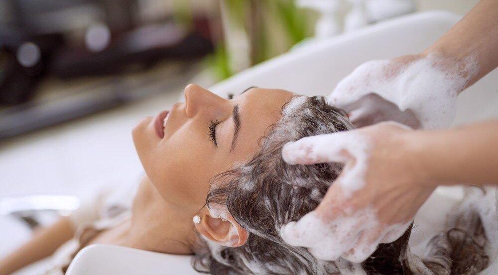 Tạo bọt đúng cách là bước quan trọng khi áp dụng cách gội đầu để không bị gàu