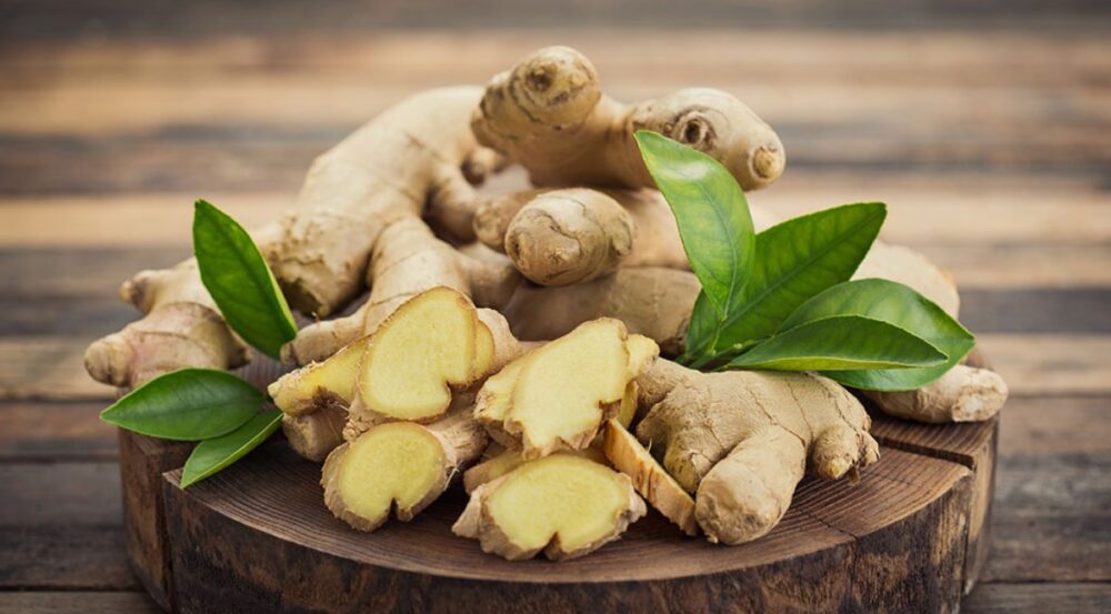 Gừng tươi giàu gingerol, có tác dụng làm sạch và kháng nấm da đầu.