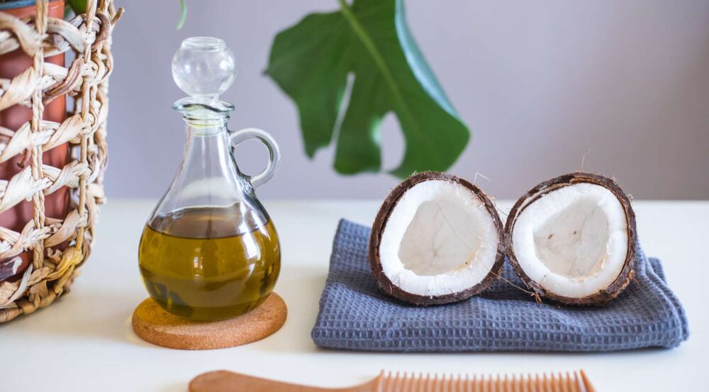 Gội đầu với dầu dừa vừa dưỡng ẩm da đầu vừa trị gàu hiệu quả.