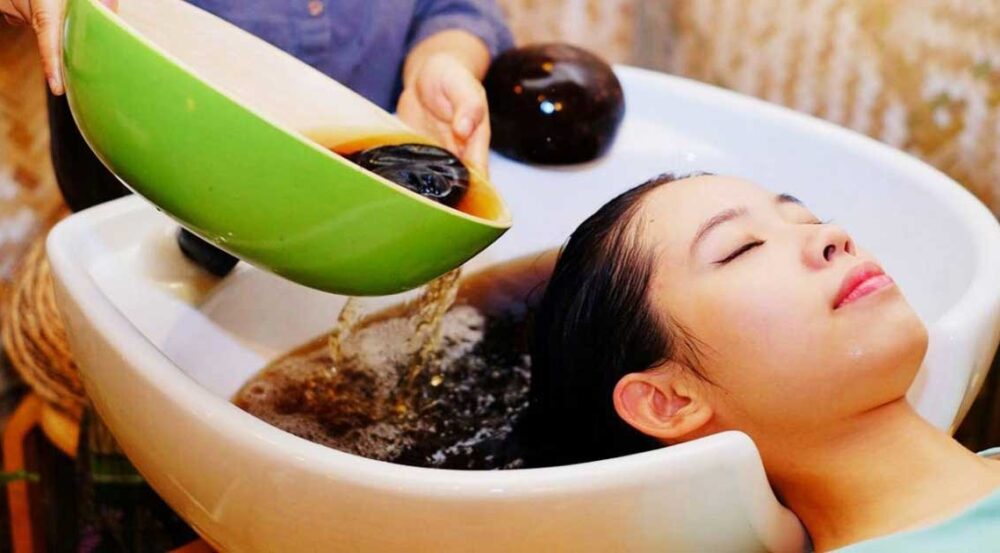 Trị gàu bằng thảo dược khá an toàn và lành tính.