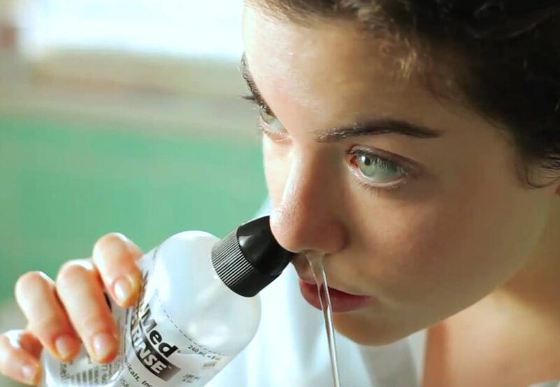 Nghẹt mũi bạn cần được rửa mũi bằng dung dịch chuyên dụng