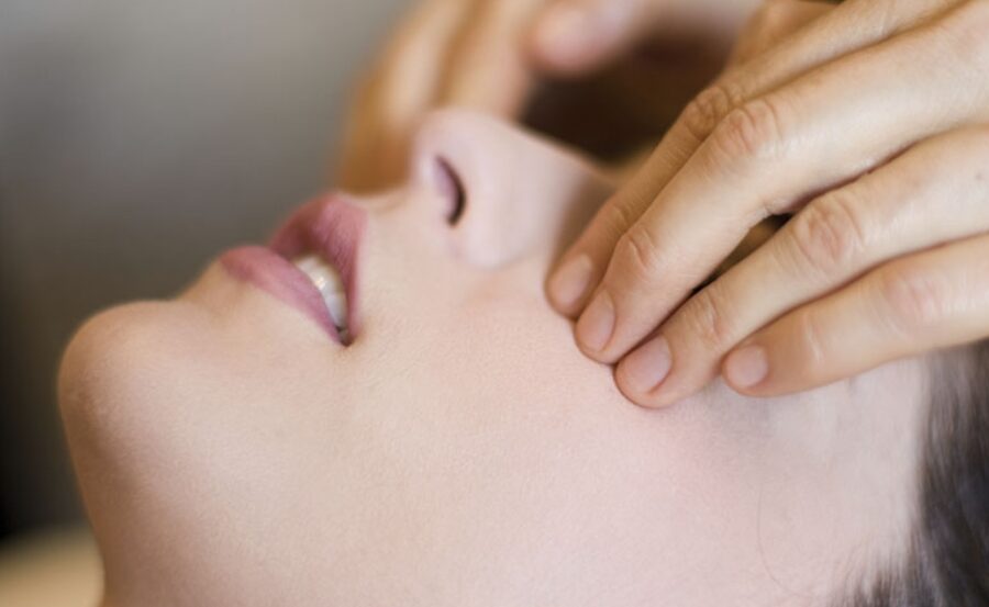 Cách chữa nghẹt mũi tại nhà bằng bấm huyệt hỗ trợ cải thiện tuần hoàn, lưu thông máu vùng mũi xoang