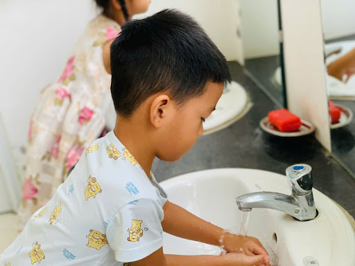 cham-soc-tre-bi-tieu-chay-5