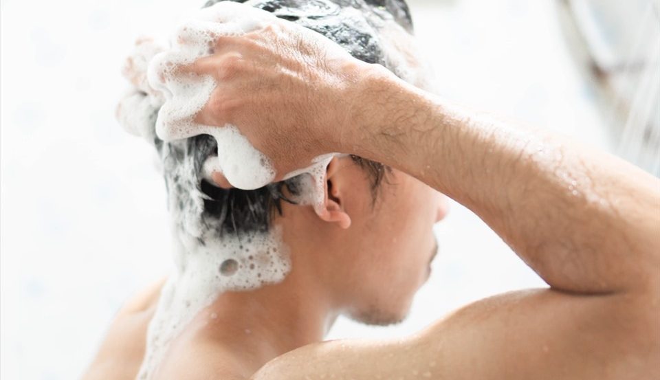 Nên chọn dầu gội sạch gàu cho nam theo loại da đầu và mức độ gàu.