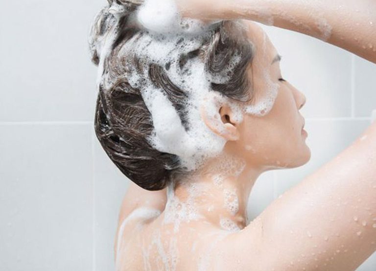 Ưu tiên lựa chọn dầu gội chứa thành phần trị gàu và dưỡng tóc.