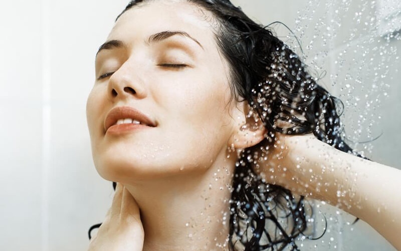 Phụ nữ nên gội đầu với tần suất thích hợp tránh gây khô tóc.