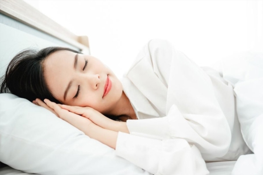 Kê cao gối khi ngủ giúp tăng cường lưu thông, cải thiện nghẹt mũi