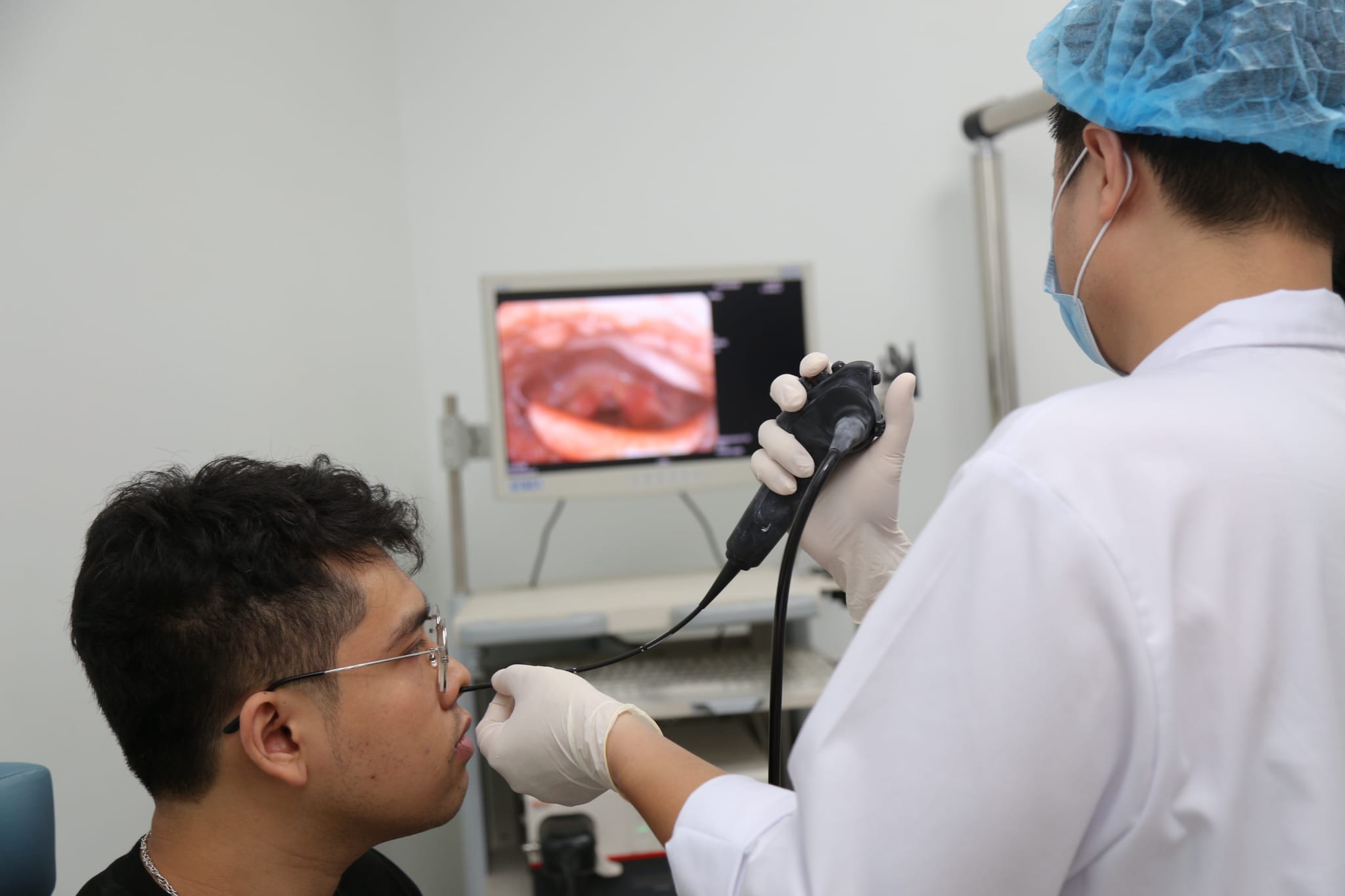 Thăm khám bác sĩ chuyên khoa nếu các triệu chứng sổ mũi không cải thiện.