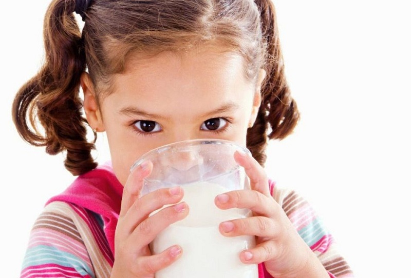 tre-bi-tieu-chay-nen-uong-sua-gi-1